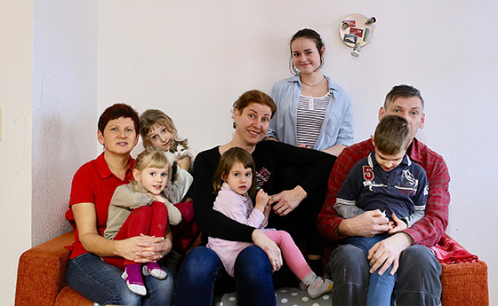 Caritas Familienhelferin Christine Kitzmüller unterstützt regelmäßig die siebenköpfige Familie Kasik.